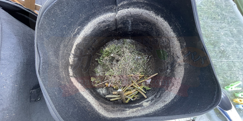 枯れ葉や雑草を入れた様子