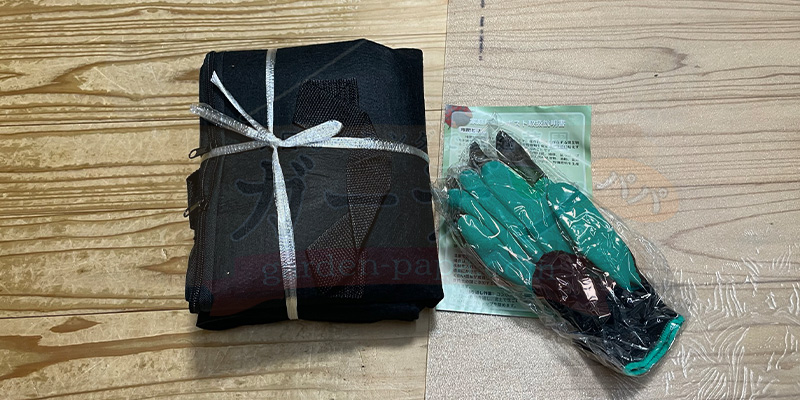 コンポストが届いたときの様子。モグラ手袋と一緒に撮影