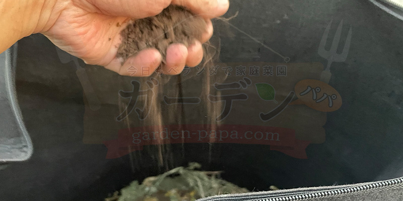 雑草の上に草太郎を蒔いている様子