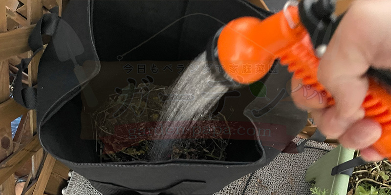 コンポストの中に水をたっぷりと入れている様子