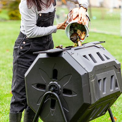コンポストの種類を家庭菜園初心者向けに解説。設置場所別の特徴や選び方、プランター栽培に向いているコンポストをわかりやすく紹介します。 回転式コンポスト