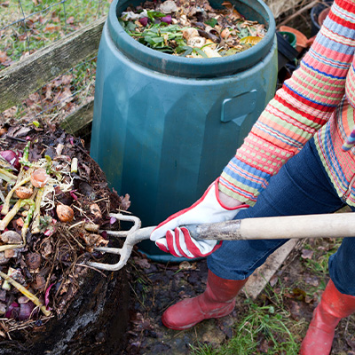 コンポストの使い方と注意点|家庭菜園初心者向け コンポストへの投入方法