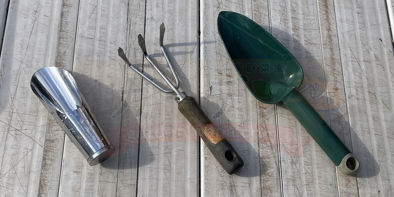 推肥作りに使うスコップや熊手などの写真