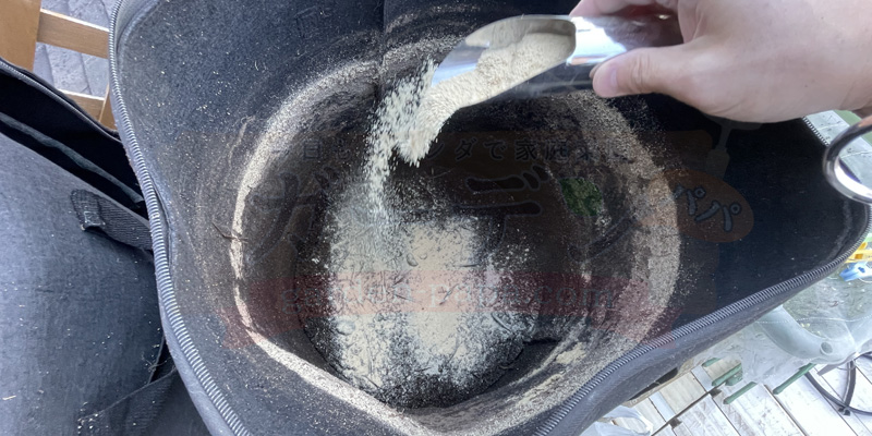 コンポストにカルスNC-Rを入れている様子