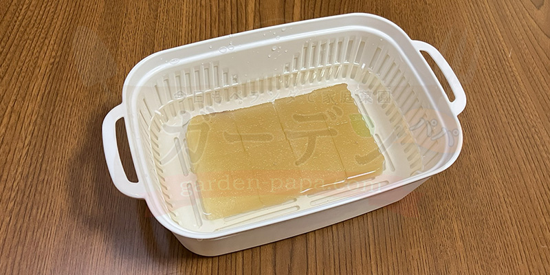 アイスプラントの育て方。土を使わない水耕栽培とプランターでの育て方 アイスプラントの種をまき終えた8個のスポンジが並んでいる様子