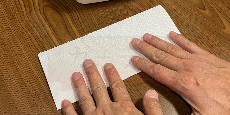 かいわれ大根の育て方|根元の白いふわふわ(カビ)の見分け方と2回目の収穫 キッチンペーパーを半分に折っている様子