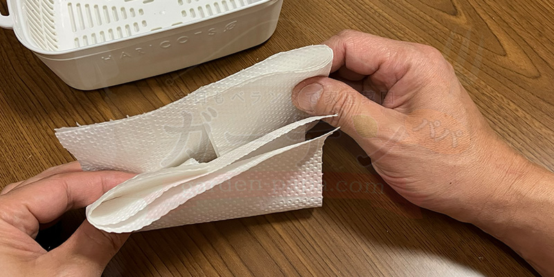 かいわれ大根の育て方|根元の白いふわふわ(カビ)の見分け方と2回目の収穫 2枚のキッチンペーパーを合わせている様子