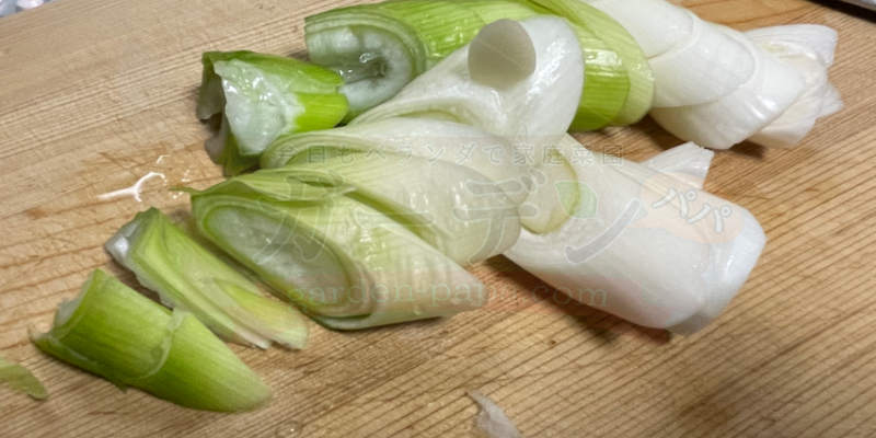 収穫後の下仁田ネギをまな板の上で味噌汁用にカットした様子