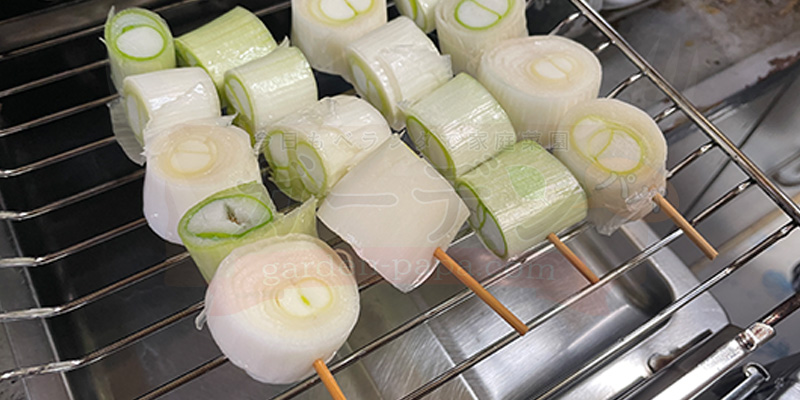 収穫した下仁田ネギをぶつ切りにして串に刺した様子。