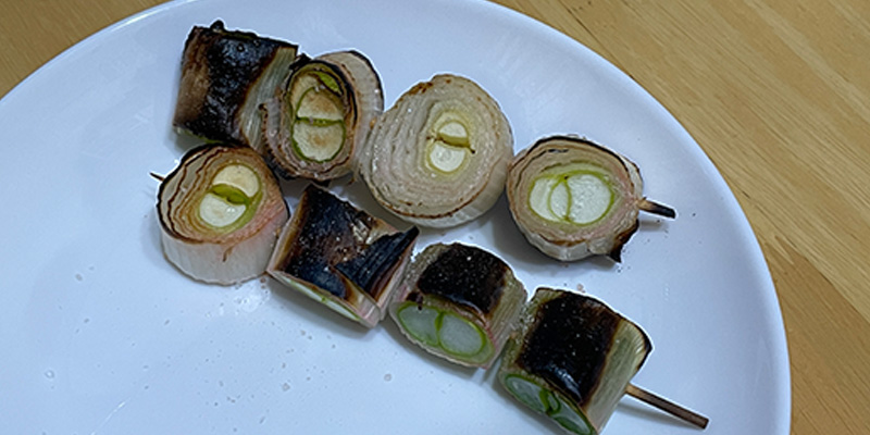 串焼きにしてしっかりと焦げ目の付いた下仁田ネギをお皿に盛り付け