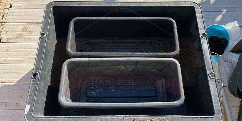 １００円ショップで購入したプランターを２つ並べている様子