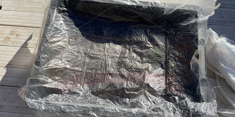 木酢液の使い方|培養土の消毒と野菜への葉面散布を写真で解説 木酢液をかけ終わった培養土にシートをかぶせている様子