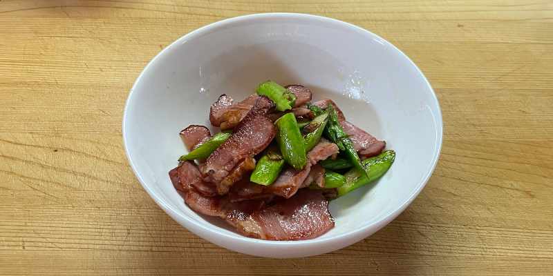 収穫したアスパラガスとベーコンを炒めたアスパラベーコンのできあがり