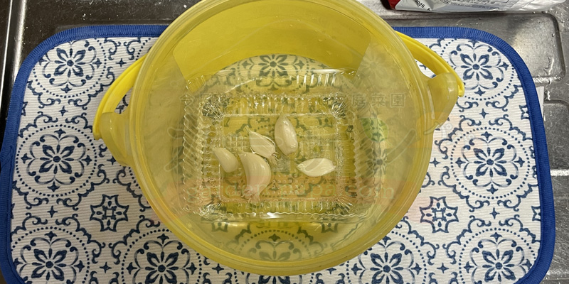 ニンニクを水に浸けて根出しをしている様子