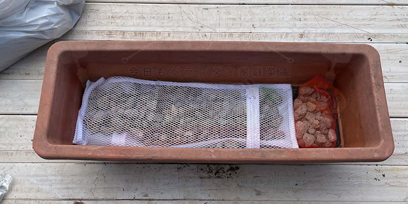 プランターに鉢底石を入れている様子